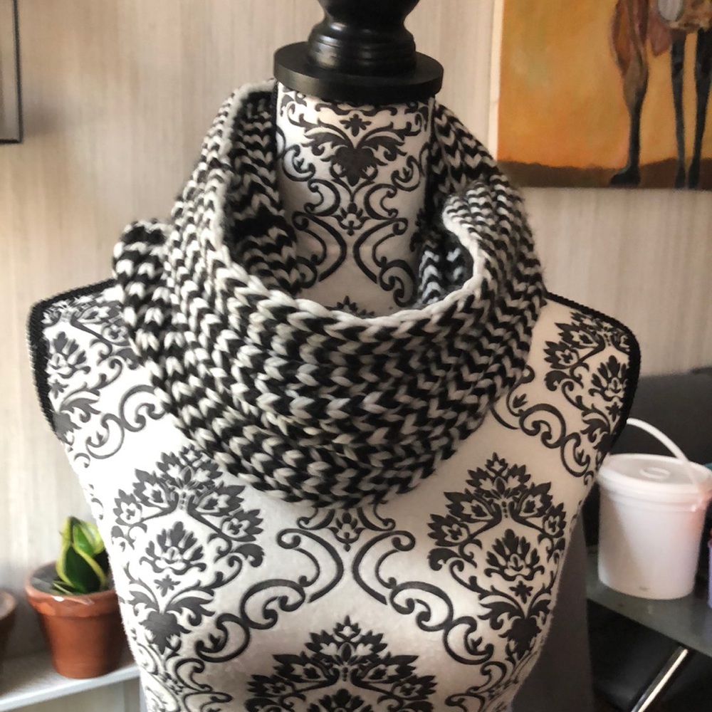 NWT Black & White Infinity Scarf